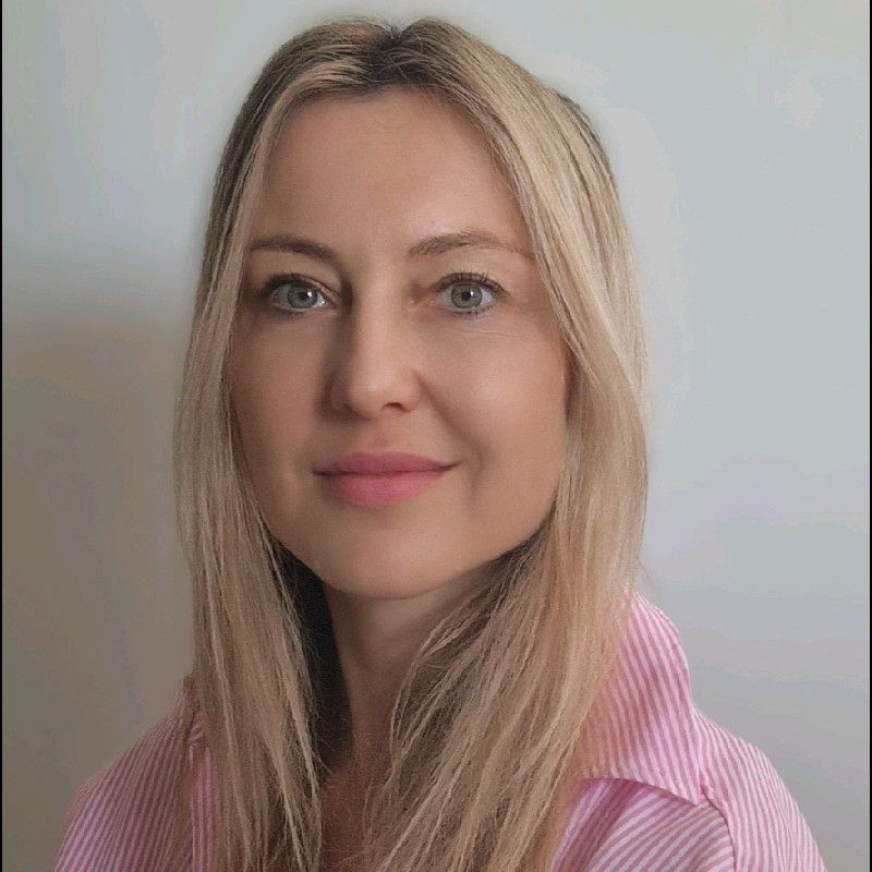 Bogusia Balcewicz, Solution Architect at Strada seen posing for a photo in a light pink color outfit